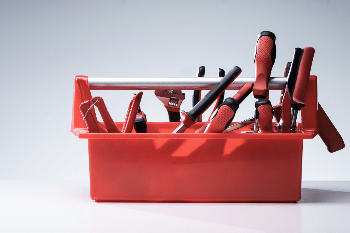 la foto mostra una cassetta degli attrezzi